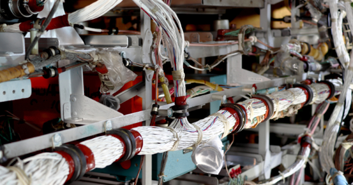 Como são fabricado os cabos elétricos de  aeronaves